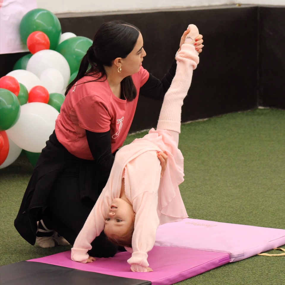 Una maestra acompaña a una pequeña bailarina durante un ejercicio en Tiny Dancers