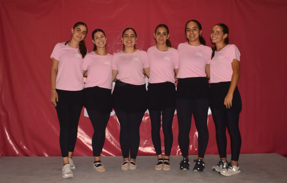 El equipo de maestras de Tiny Dancers en la academia